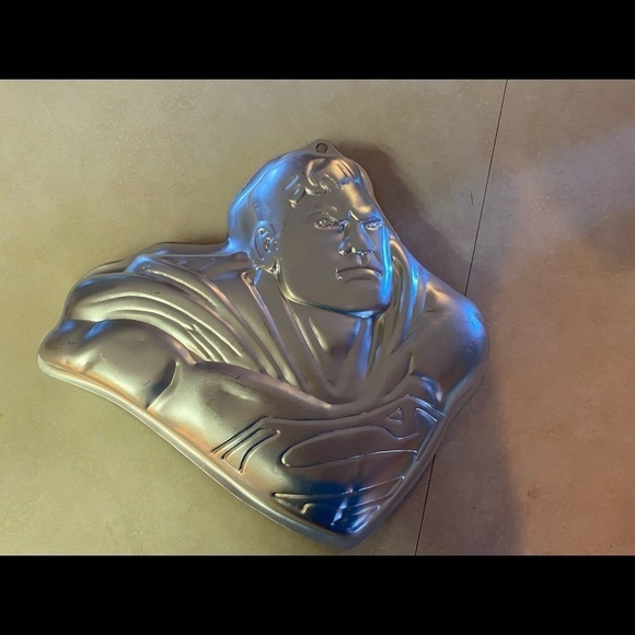 Wilton SUPERMAN cake pan - Picture 1 of 2